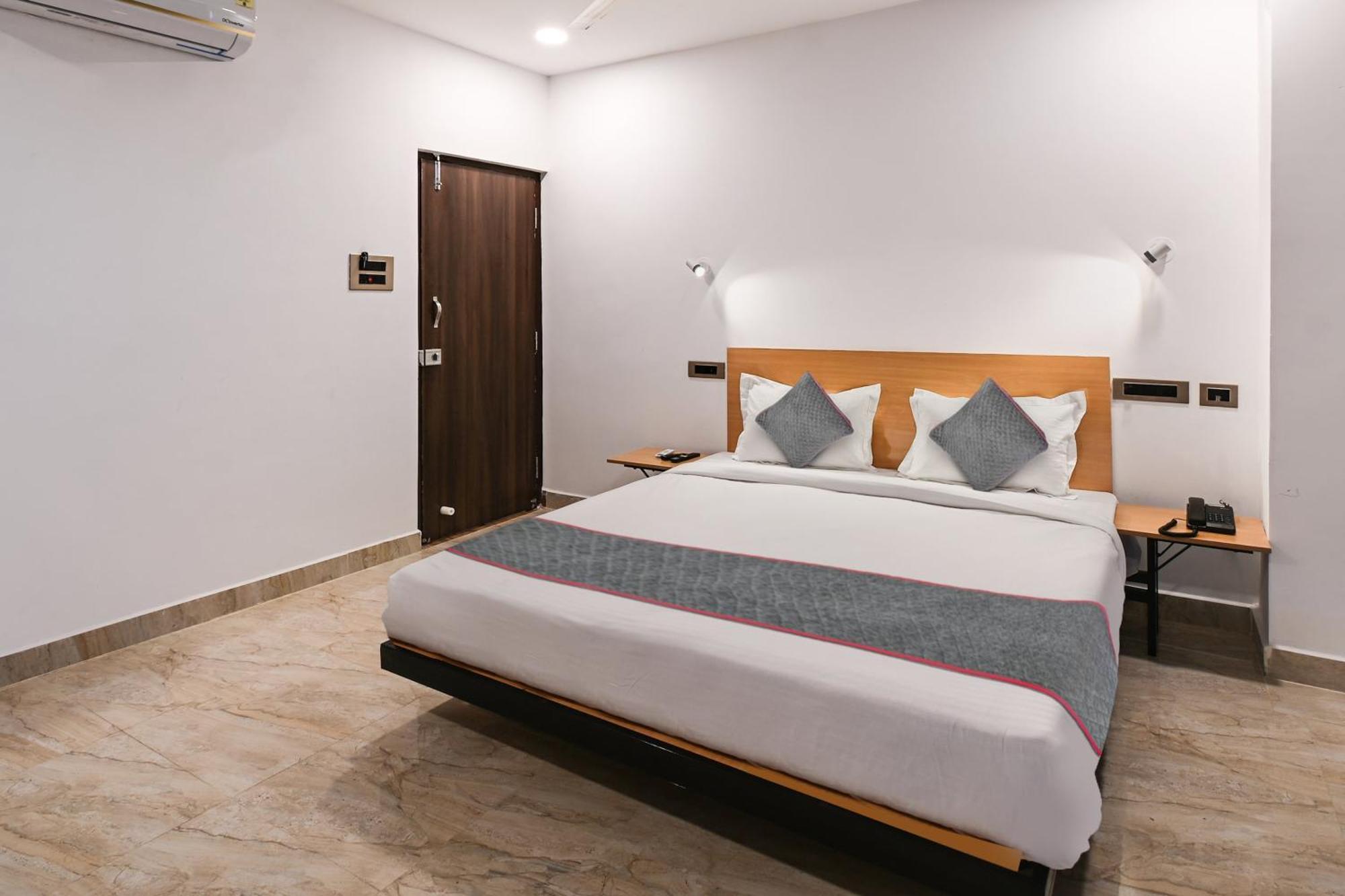Super Townhouse De Alphabet Karmanghat Hyderabad Ngoại thất bức ảnh
